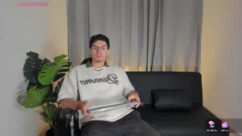 Yooung King  online show from February 28, 9:27 pm