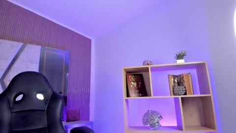 axel_grey_ online show from April 20, 12:30 pm