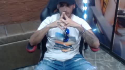 Snapshot of axell_cross2 chatting on February 12, 7:02 pm Axell Cross2 online show from February 12, 7:02 pm