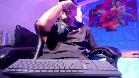 Snapshot of axell_cross2 chatting on October 22, 2:01 am Axell Cross2 online show from October 22, 2:01 am