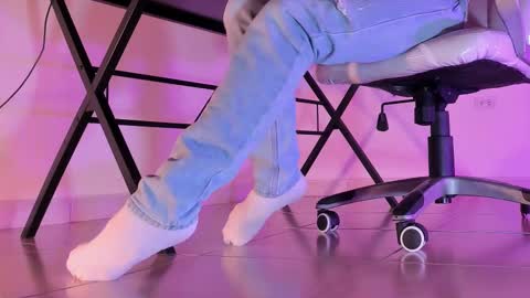 Snapshot of axellcollins chatting on September 30, 5:12 am im your little femboy ALEX online show from September 30, 5:12 am