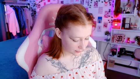 Snapshot of ayla_hill chatting on November 10, 3:27 am Ayla hill online show from November 10, 3:27 am