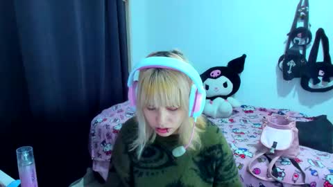 Snapshot of azu_moure chatting on November 21, 4:00 am Azu Moure online show from November 21, 4:00 am