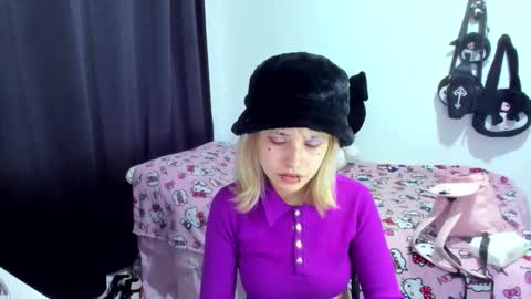 Snapshot of azu_moure chatting on November 23, 1:05 am Azu Moure online show from November 23, 1:05 am