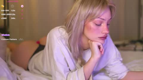 Snapshot of babeholly chatting on October 26, 9:53 pm Hey Im your angel Holly online show from October 26, 9:53 pm