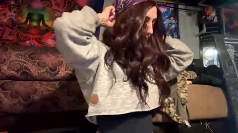 Snapshot of baby_buddha chatting on December 8, 1:13 am baby buddha online show from December 8, 1:13 am