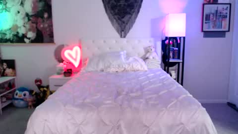 Snapshot of babyempathy chatting on November 18, 6:18 am akira online show from November 18, 6:18 am