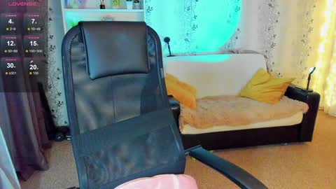 Snapshot of babyfoxyy chatting on December 5, 1:49 pm maddy online show from December 5, 1:49 pm