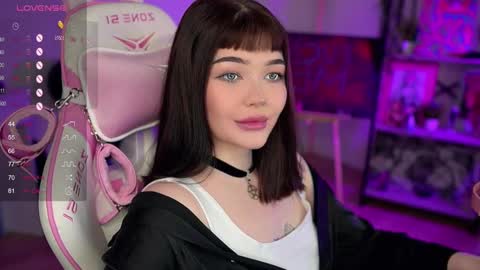 Snapshot of babyroxynill chatting on December 1, 10:53 pm Nika online show from December 1, 10:53 pm