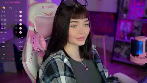 Snapshot of babyroxynill chatting on December 4, 11:02 pm Nika online show from December 4, 11:02 pm