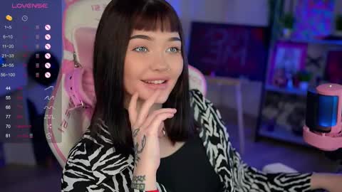 Snapshot of babyroxynill chatting on December 5, 2:09 am Nika online show from December 5, 2:09 am