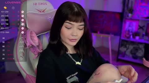 Snapshot of babyroxynill chatting on December 6, 2:24 am Nika online show from December 6, 2:24 am