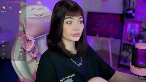 Snapshot of babyroxynill chatting on December 12, 11:14 pm Nika online show from December 12, 11:14 pm