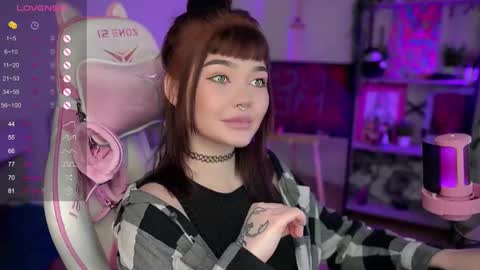 Snapshot of babyroxynill chatting on December 14, 2:12 am Nika online show from December 14, 2:12 am