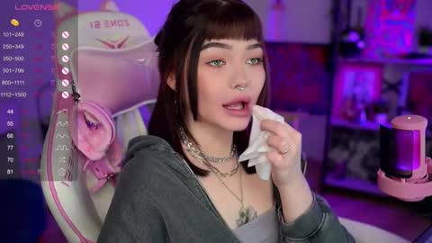 Snapshot of babyroxynill chatting on December 14, 11:01 pm Nika online show from December 14, 11:01 pm