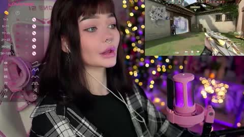 Snapshot of babyroxynill chatting on December 23, 2:13 am Nika online show from December 23, 2:13 am