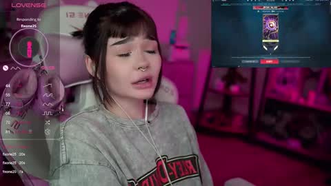 Snapshot of babyroxynill chatting on February 9, 2:06 am Nika online show from February 9, 2:06 am