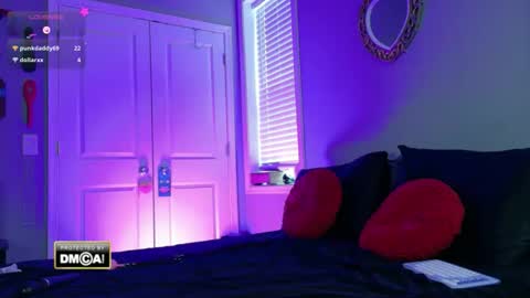 Snapshot of badbabesquirt chatting on October 14, 6:20 pm Alice online show from October 14, 6:20 pm