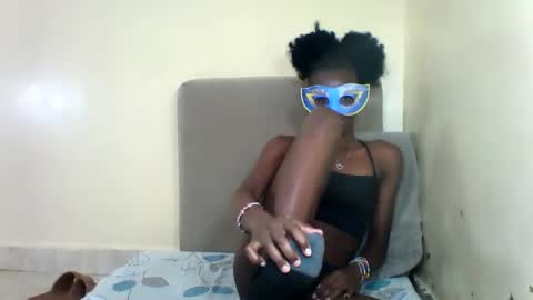 Snapshot of bads_hornies chatting on November 14, 9:19 am bads_hornies online show from November 14, 9:19 am