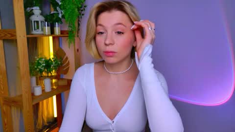 Snapshot of balerinacappuccino_ chatting on February 25, 3:38 am Elly online show from February 25, 3:38 am