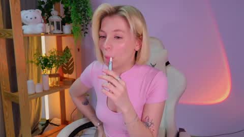 Elly online show from June 2, 3:52 am