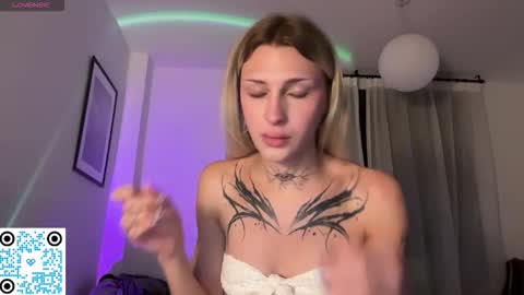 Snapshot of barbie_bi chatting on November 15, 6:15 pm My name is Molly. Please say hello I like talking to you. If you have any wishes or obscene desires please use the tip menu online show from November 15, 6:15 pm