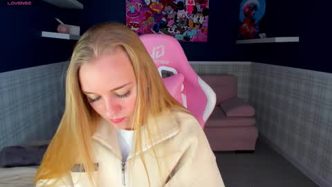 Snapshot of barbie_lis chatting on November 30, 1:31 am LisGTM2 Mon-Thu Sat 0100am-0700am online show from November 30, 1:31 am