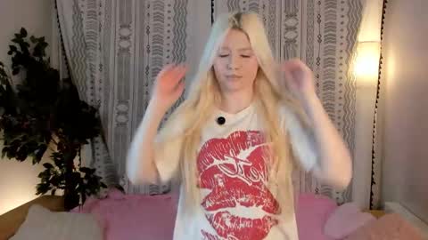 Snapshot of barbie_lizzie chatting on December 18, 7:47 am Lizzie - barbie girl . online show from December 18, 7:47 am