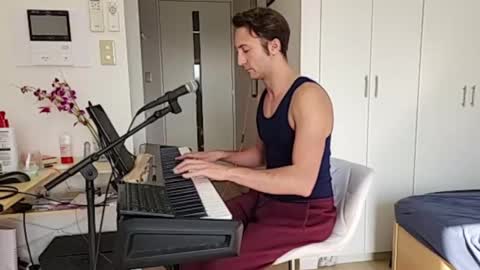 Snapshot of barebritpianist chatting on November 21, 4:44 am BareBritPianist online show from November 21, 4:44 am