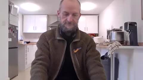 Snapshot of basiccamguy chatting on October 16, 8:48 am basiccamguy online show from October 16, 8:48 am