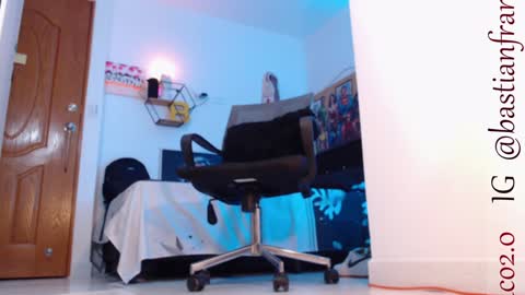 Bastian Independent Model online show from December 22, 12:39 am