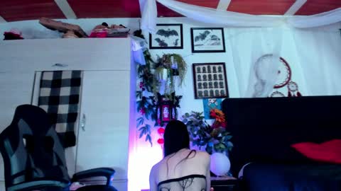    online show from April 10, 7:51 pm