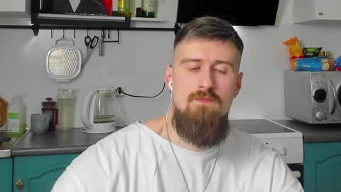 Snapshot of bearded_legend chatting on March 4, 10:49 pm Zeus online show from March 4, 10:49 pm