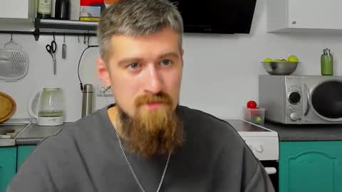 Snapshot of bearded_legend chatting on September 19, 3:41 am Zeus online show from September 19, 3:41 am