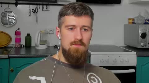 Snapshot of bearded_legend chatting on November 12, 1:28 am Zeus online show from November 12, 1:28 am