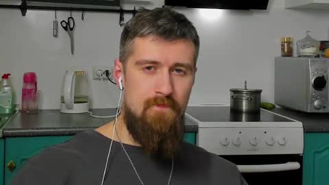 Snapshot of bearded_legend chatting on December 17, 9:32 pm Zeus online show from December 17, 9:32 pm