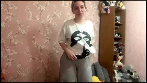 Mia online show from April 19, 8:02 am