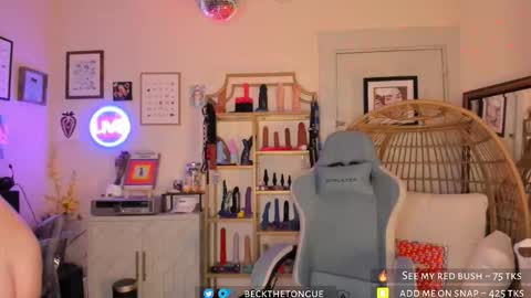 Snapshot of beckthetongue chatting on December 3, 10:30 pm Beck the tongue online show from December 3, 10:30 pm