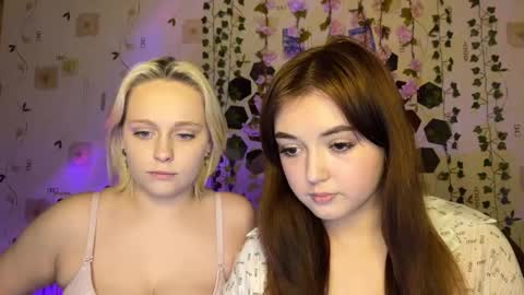 Snapshot of bella_and_alice chatting on October 1, 2:56 pm bella_and_alice online show from October 1, 2:56 pm