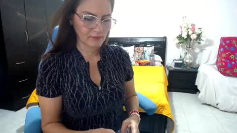 Snapshot of bella_ghisell chatting on October 17, 12:14 am Bella online show from October 17, 12:14 am