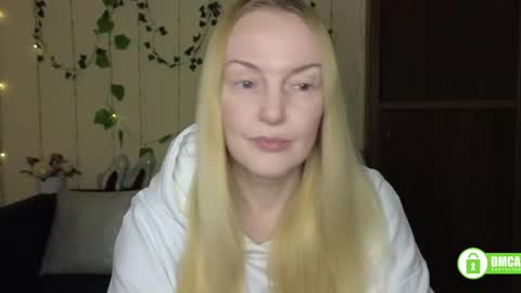 Snapshot of bella_hadatt chatting on February 24, 6:22 am Bella online show from February 24, 6:22 am