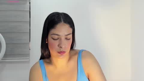 Snapshot of bella_hadid1_ chatting on October 30, 3:57 pm Laura online show from October 30, 3:57 pm