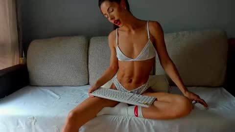 Snapshot of bella_hot77 chatting on September 12, 9:20 am Anna online show from September 12, 9:20 am