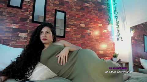 Snapshot of bella_ponce1 chatting on December 1, 10:43 pm Bella Ponce online show from December 1, 10:43 pm