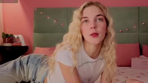 Bella NEW ROOM online show from May 25, 1:11 am