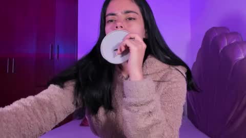 Snapshot of bella_sun_ chatting on November 22, 4:33 am Valeria Model Independent online show from November 22, 4:33 am