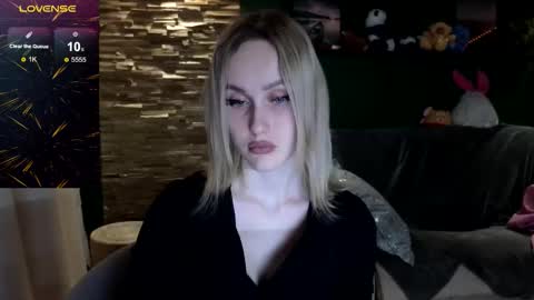 Snapshot of bella_villen chatting on February 21, 12:39 pm bella_villen online show from February 21, 12:39 pm