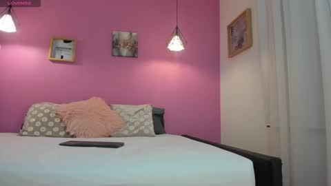 Snapshot of bellawild_ chatting on February 5, 12:10 pm Bella Wild online show from February 5, 12:10 pm