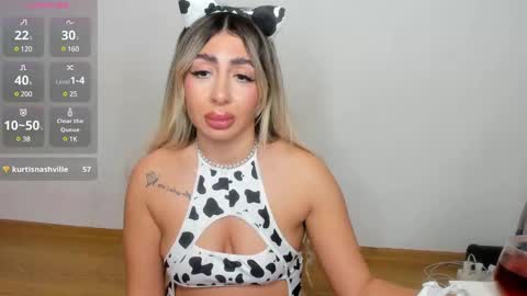 Snapshot of belle_hallle chatting on January 11, 11:56 pm LucyJelly online show from January 11, 11:56 pm