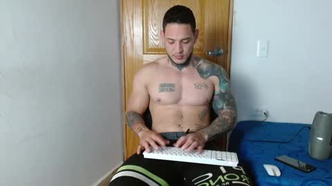 Snapshot of benjamin_isaac chatting on December 20, 1:03 am benjamin_isaac online show from December 20, 1:03 am